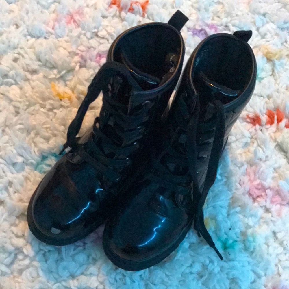 Glossy fake leather low rise boots